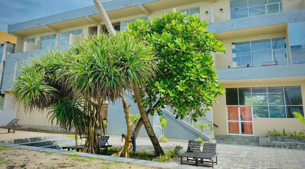 Sevenra Grand Beach Hotel Амбалангода Экстерьер фото
