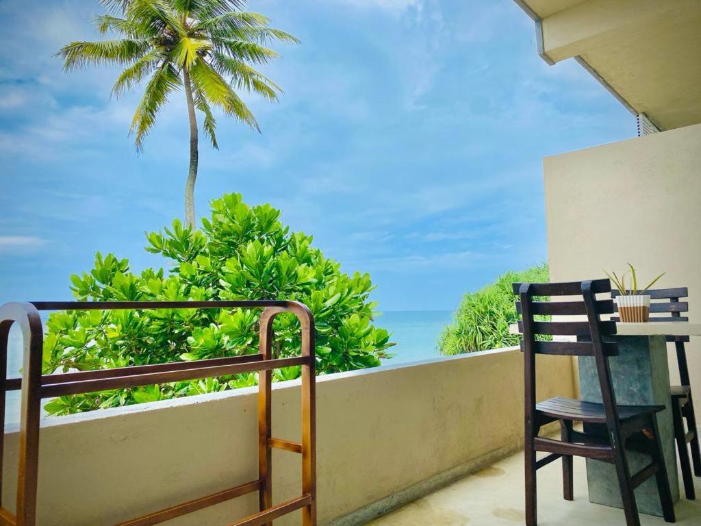 Sevenra Grand Beach Hotel Амбалангода Экстерьер фото