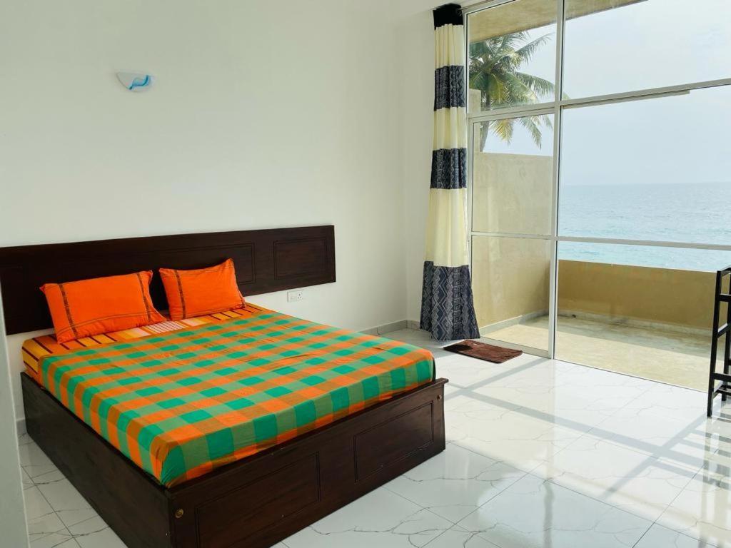 Sevenra Grand Beach Hotel Амбалангода Экстерьер фото