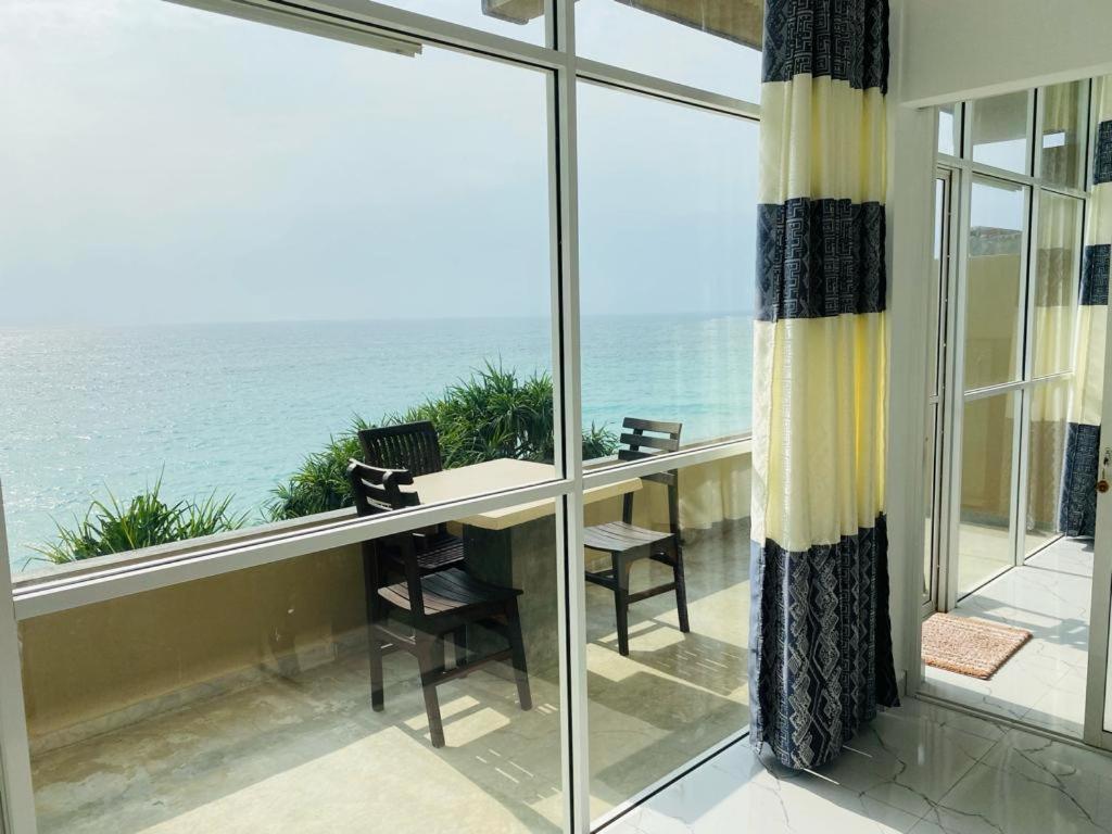 Sevenra Grand Beach Hotel Амбалангода Экстерьер фото