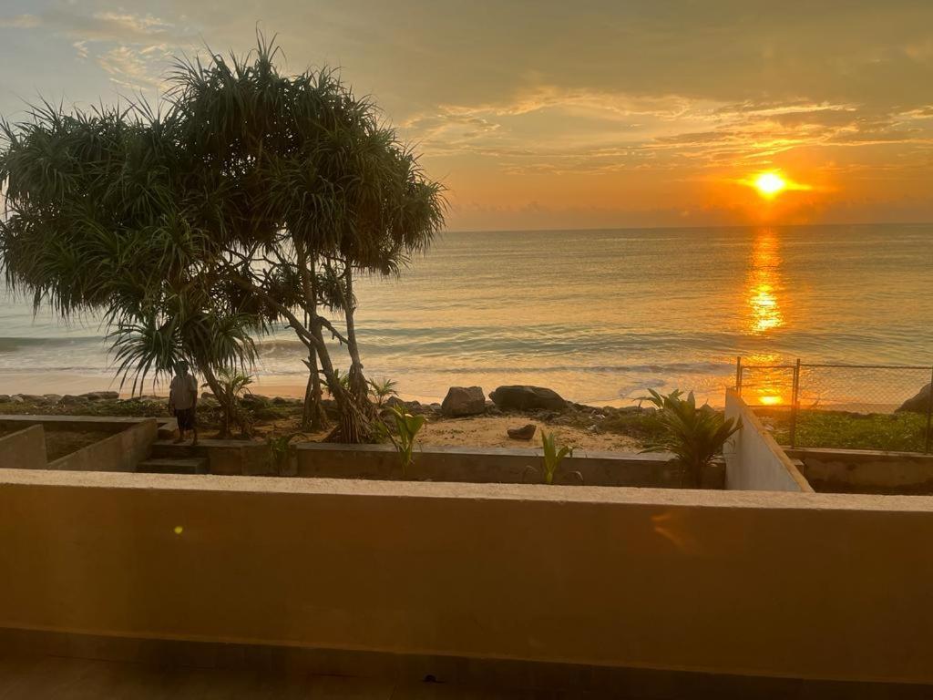 Sevenra Grand Beach Hotel Амбалангода Экстерьер фото